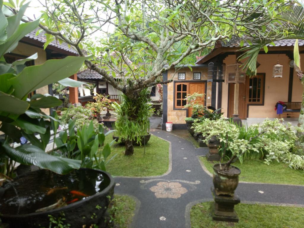 Suryadina Guest House Ubud Exterior foto